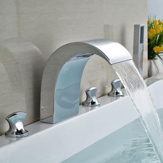 對(duì)其他水管、電氣、水龍頭等零部件進(jìn)行裝拼,走過(guò)這所有步驟,一個(gè)完整的亞克力浴缸制品才得以面世