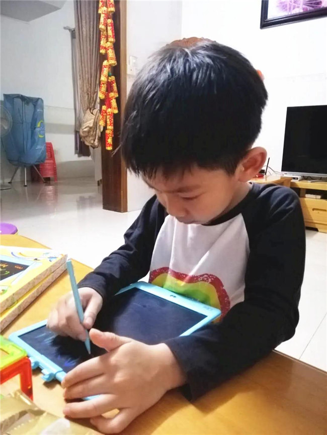 博二代收到了廣東博皓兒童節禮物,開心 -2