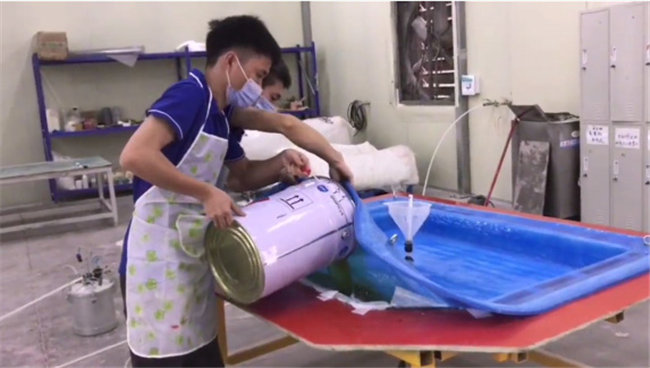 新型VPI硅膠真空成型工藝流程:倒入樹(shù)脂