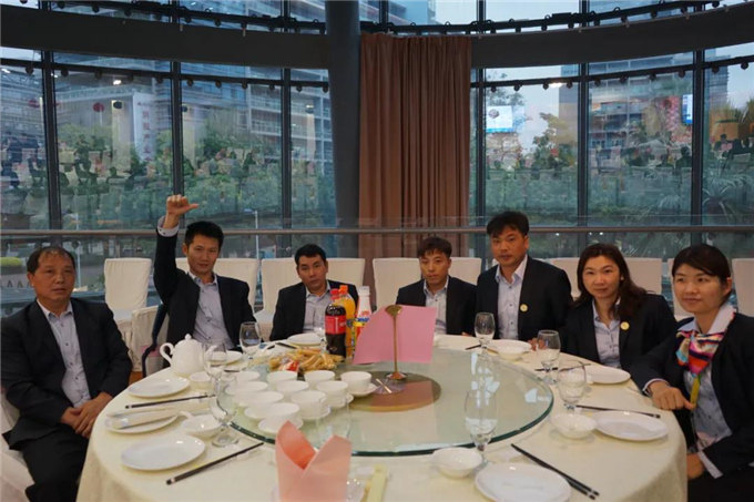 博皓家人們歡聚一堂，把酒言歡，開懷暢飲-4