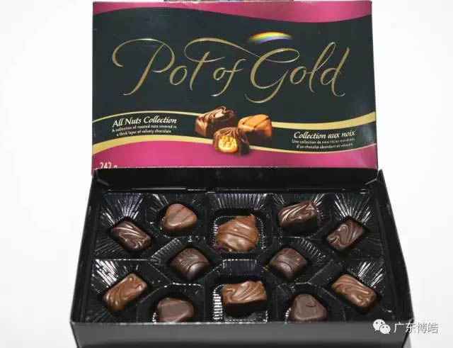 還有可愛(ài)的小伙伴為大家?guī)?lái)了香甜的巧克力!哇!味道好極了!